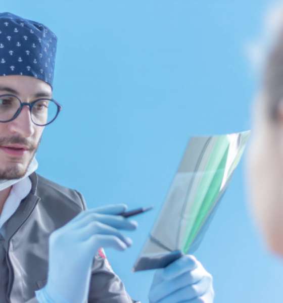 Lekarz diagnozujący pacjenta