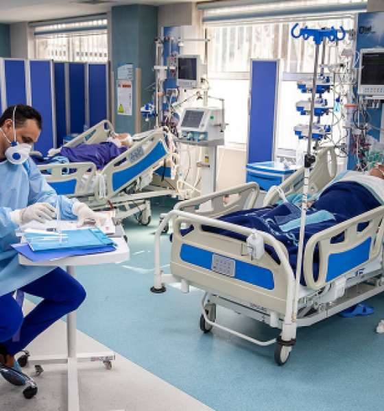 Pacjent pod respiratorem ze zdiagnozowanym koronawirusem