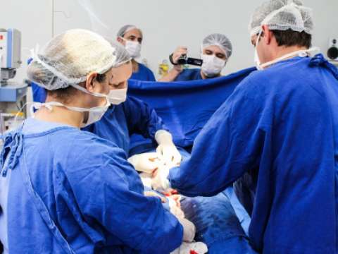 Lekarze przeprowadzający operację