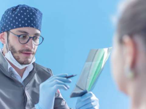 Lekarz diagnozujący pacjenta 