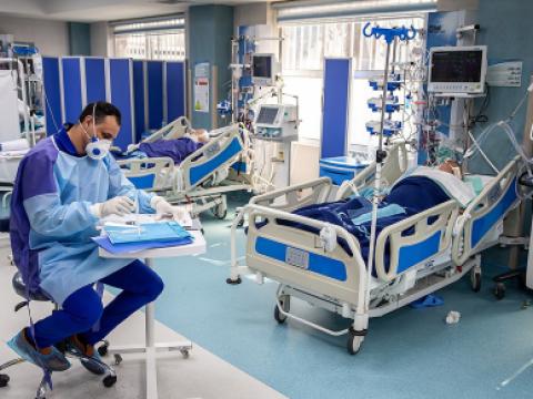 Pacjent pod respiratorem ze zdiagnozowanym koronawirusem