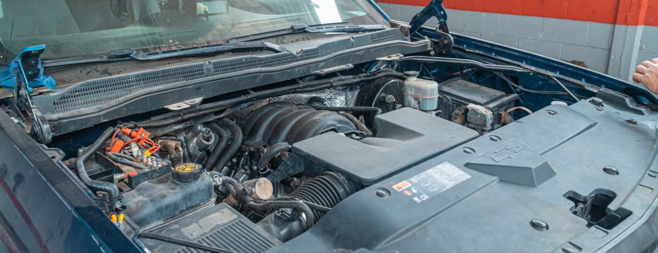 Rozwalone auto po wypadku w warsztacie